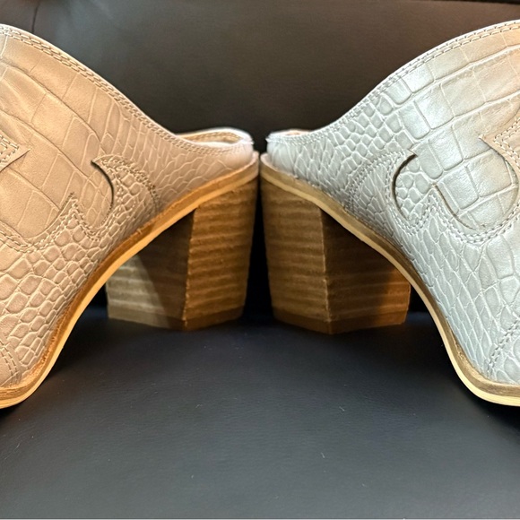 BEAST FASHION Gray Croc-Embossed Mules - Picture 7 of 8